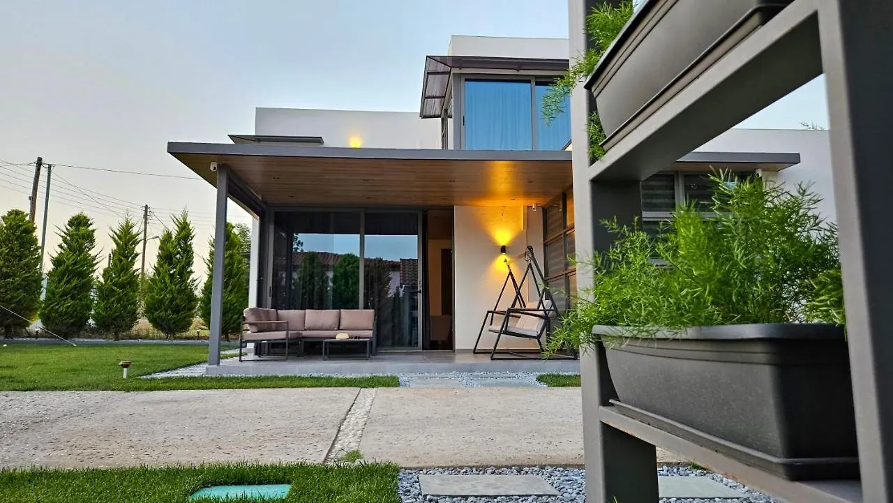 Modern Steel & Glass Smart House With Home Cinema Nea Plagia
