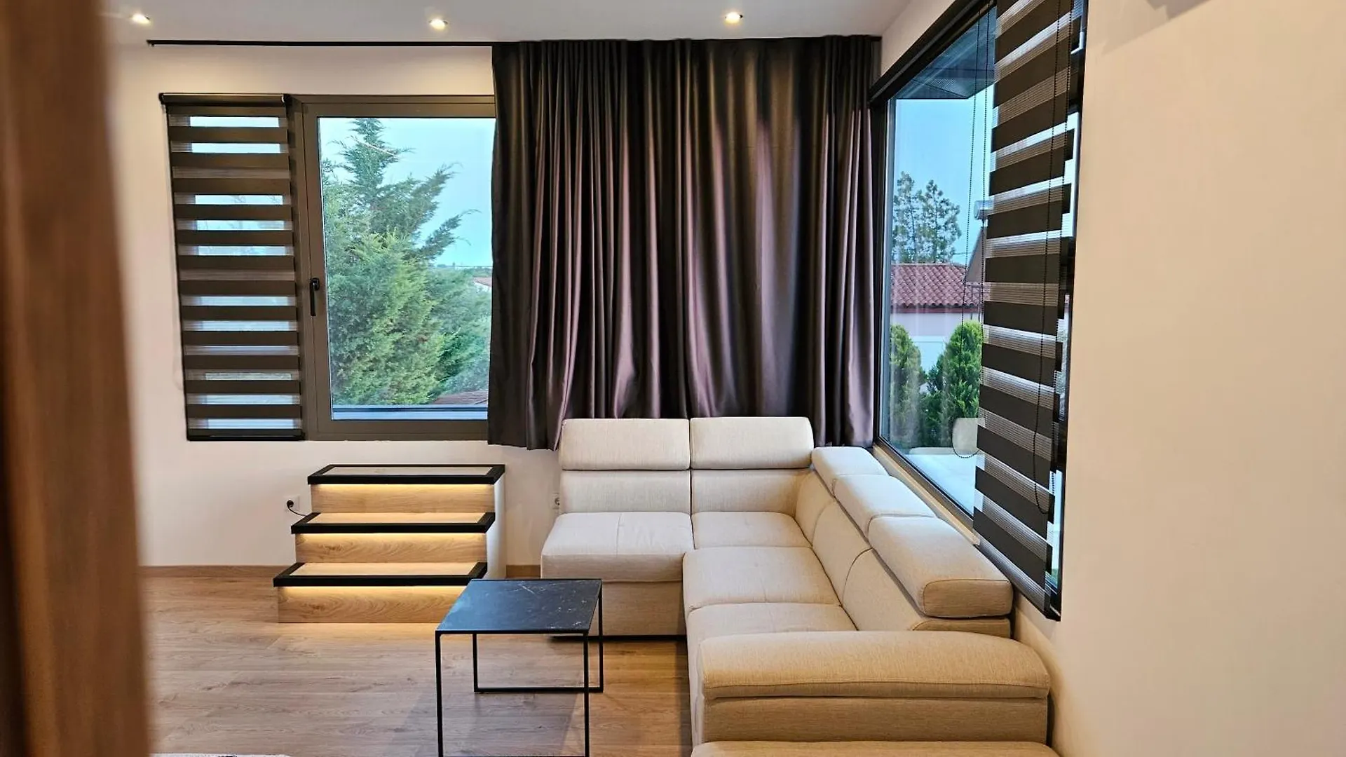 Modern Steel & Glass Smart House With Home Cinema Nea Plagia