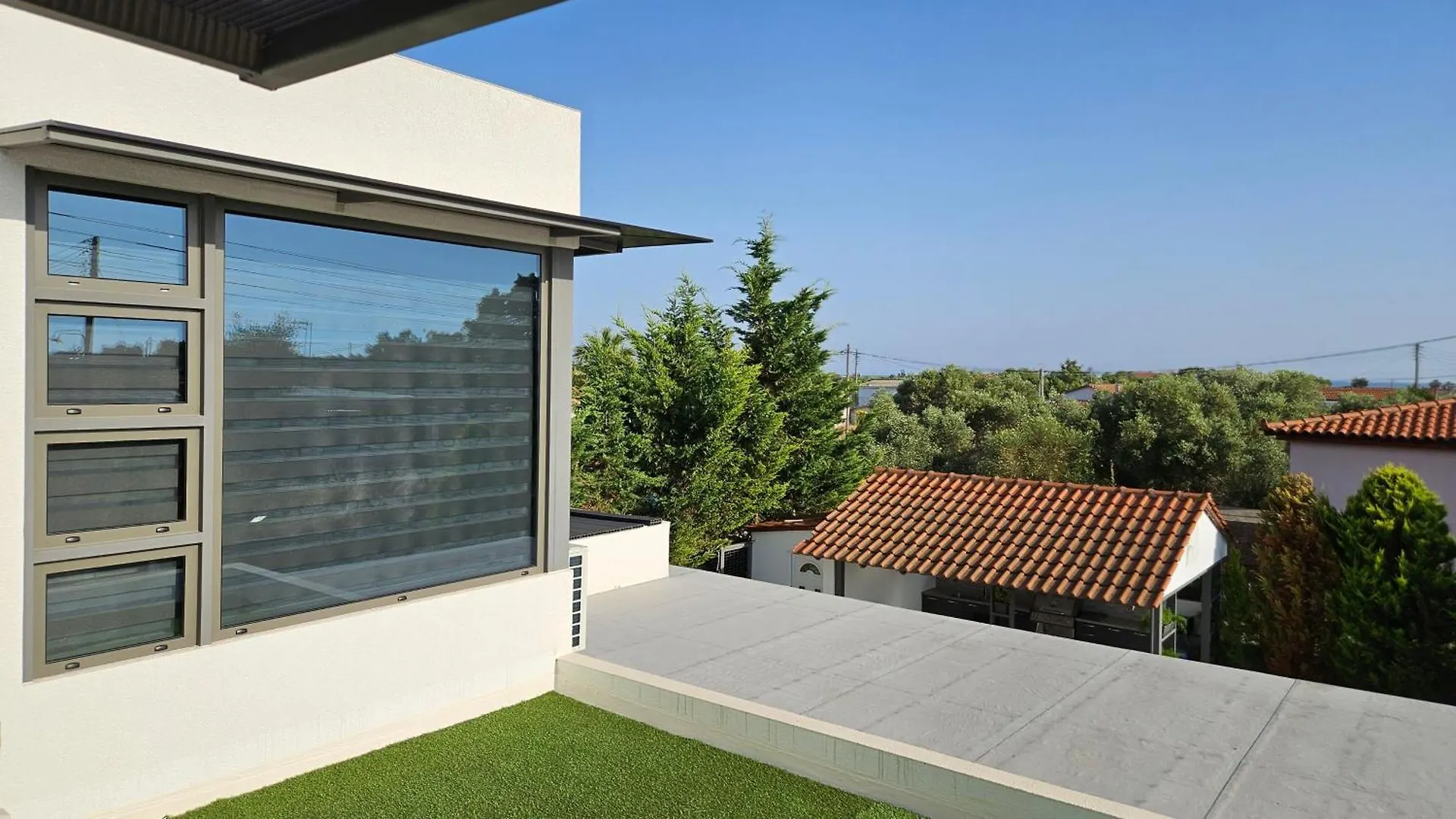 Modern Steel & Glass Smart House With Home Cinema Nea Plagia Grekland