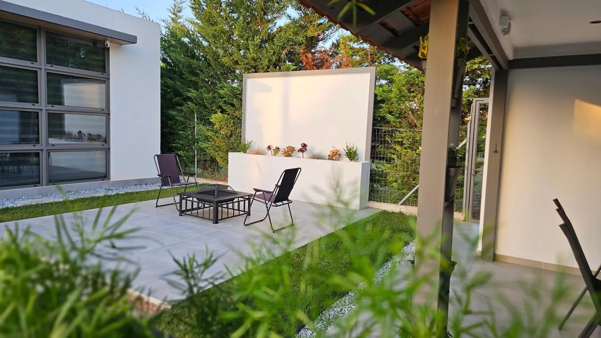 Villa Modern Steel & Glass Smart House With Home Cinema Nea Plagia