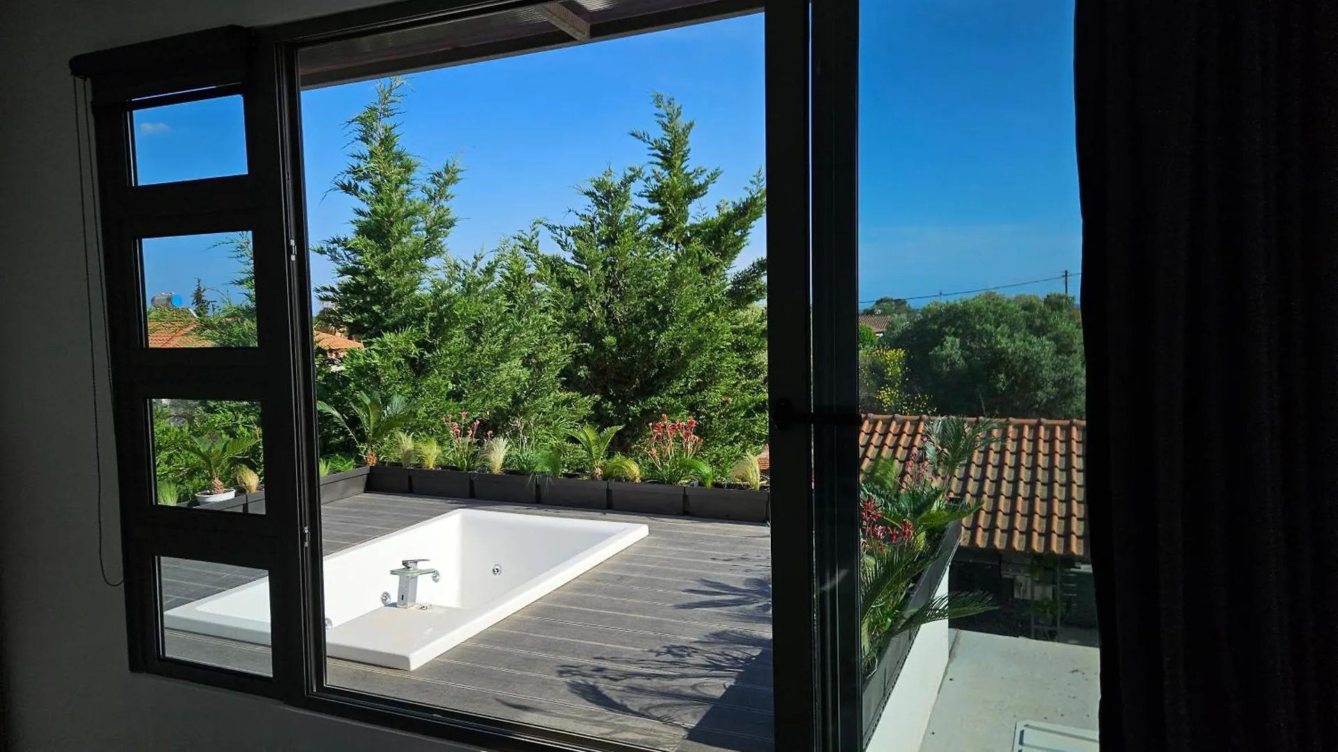 Modern Steel & Glass Smart House With Home Cinema Nea Plagia