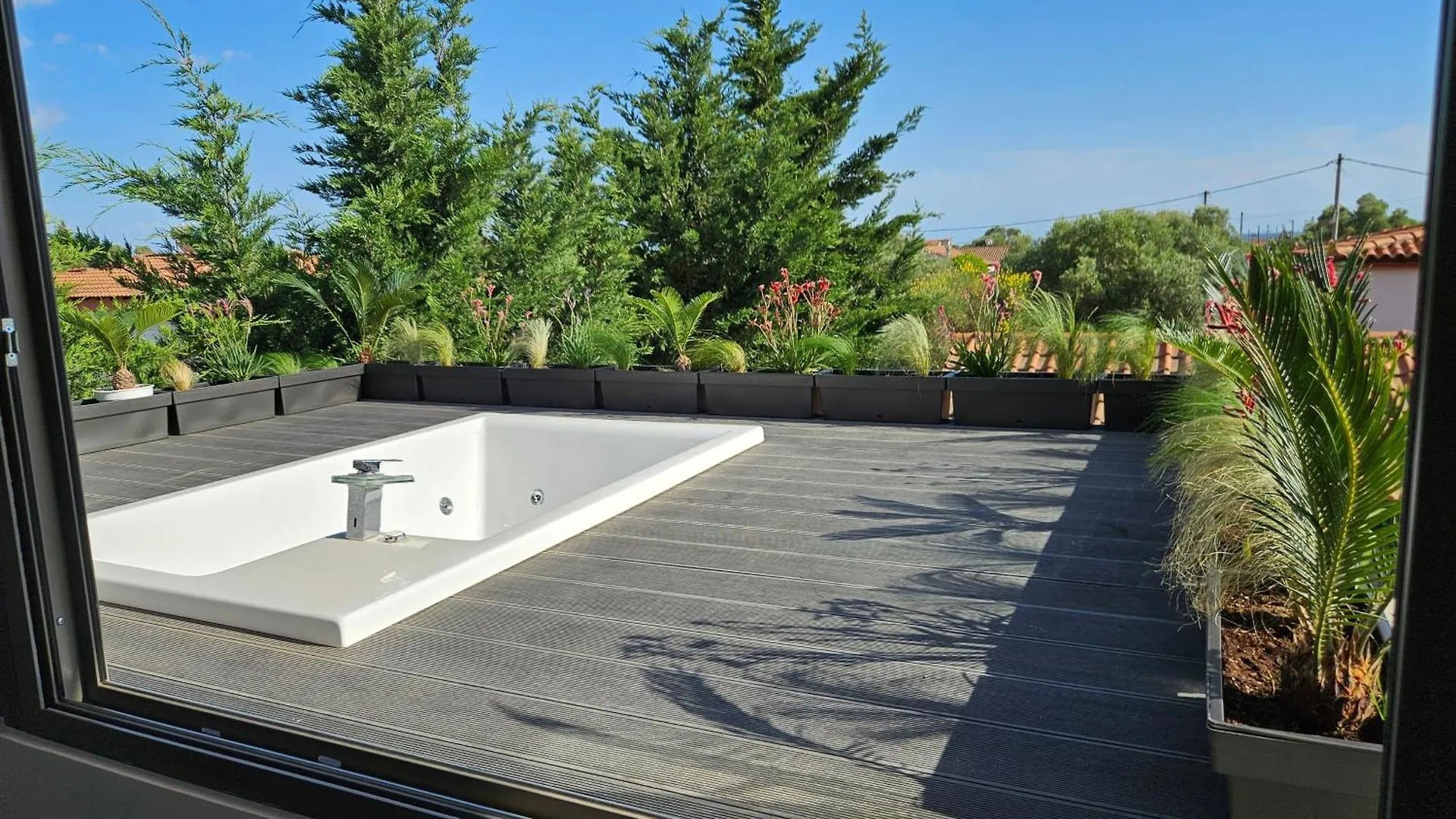 Modern Steel & Glass Smart House With Home Cinema Nea Plagia Grekland